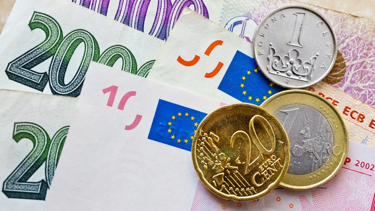 Česká měna může dál oslabovat až k 26 korunám za euro